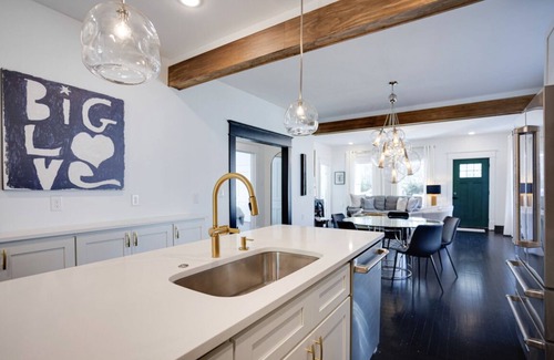 Durham Casa | Historically Hip on Hale-3 Kings, Walkable to shops, 3 minutes to Duke