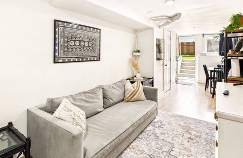 Albany Casa | Historically renovated house sleeps 20+ in downtown Albany!
