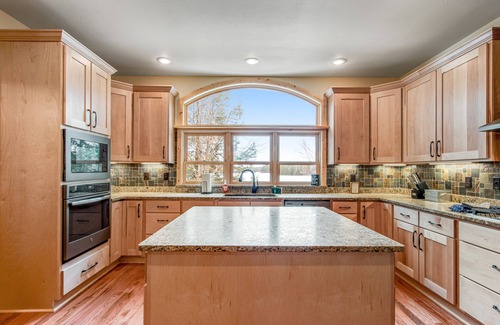 Mercer Casa | History-filled lakefront home with dock, fire pit, fireplace, & kayaks - dogs OK