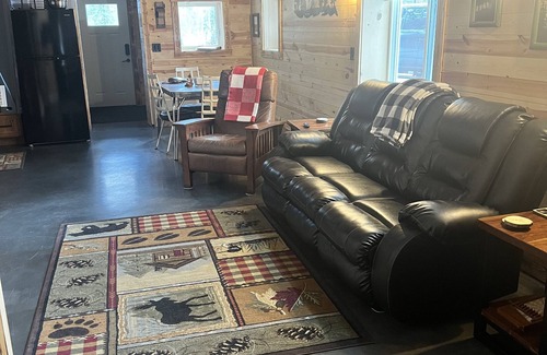Crivitz Cabina | Hit the trails at this newly remodeled cabin or relax in the Northwoods!