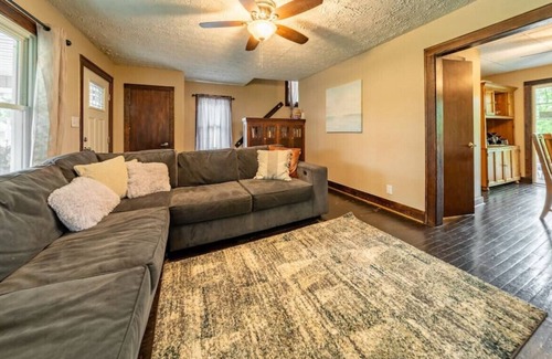 Akron Casa | Hite Street · NEW! 3 Bedroom Home with Fireplace, sleeps 8+