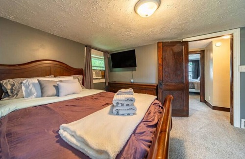 Akron Casa | Hite Street · NEW! 3 Bedroom Home with Fireplace, sleeps 8+