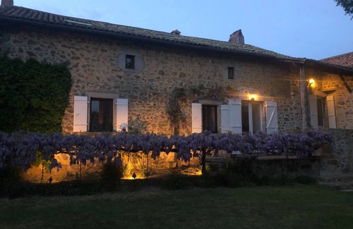 Saint-Barthelemy-de-Bussiere Casa | L'arbre Magnolia, una casa rural tranquila y lujosa cerca de Nontron con piscina compartida