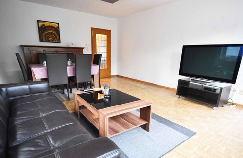 Porz Apartamento | HÖ01 large apartment with dryer and washing machine