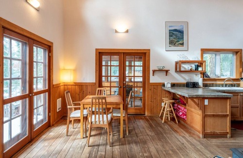 Ashland Cabina | Hobart Peak Cabin w/ Jacuzzi and Wood Stove at Green Springs Inn