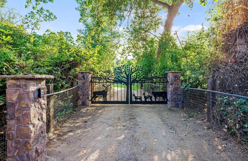 Sanger Casa | Hobbit House at Collins Creek