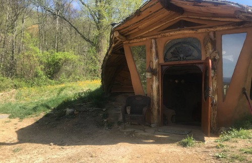 Weaverville Casa | Hobbit House from National News!