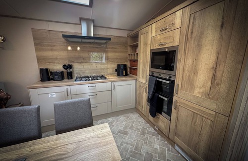 Longridge Cabina | Hobbit - House Of The Owl. Luxury lodge with views. Pet friendly. Indoor Pool.