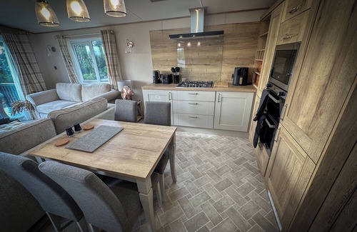 Longridge Cabina | Hobbit - House Of The Owl. Luxury lodge with views. Pet friendly. Indoor Pool.