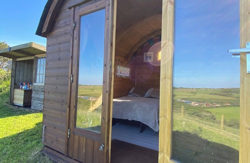 Penryn Cabina | Hobbit hut with stunning valley views near Falmouth