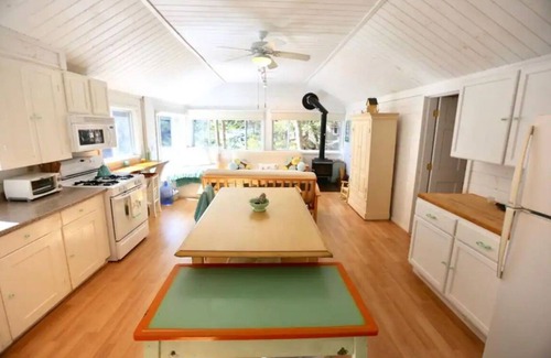 Winona Casa | Hobie's Landing - Blissful lake Side Cottage on Winona Lake!