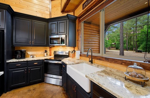 Hochatown Cabina | Hochatown 4 bedroom 3 bath - Hot Tub, Fireplace, Game&Bunk Room, Playground
