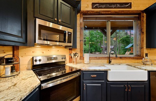 Hochatown Cabina | Hochatown 4 bedroom 3 bath - Hot Tub, Fireplace, Game&Bunk Room, Playground