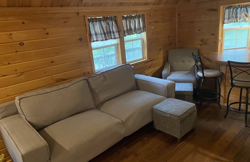 Logan Cabina | Hocking Hideaway- the perfect tiny home in Hocking Hills!
