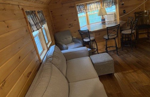 Logan Cabina | Hocking Hideaway- the perfect tiny home in Hocking Hills!