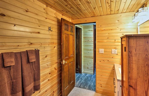 Logan Cabaña | Hocking Hills Cabin w/ Deck, Hot Tub & Pond!