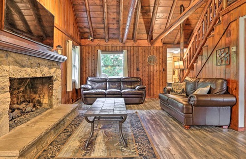 Logan Cabaña | Hocking Hills Cabin w/ Deck, Hot Tub & Pond!