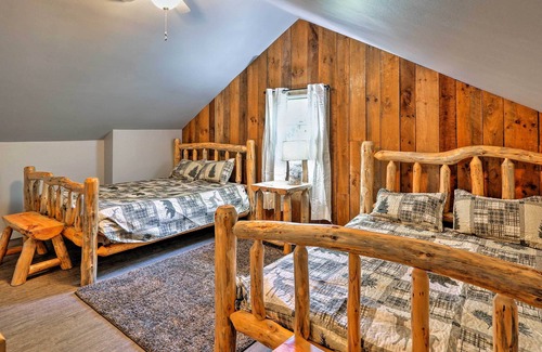 Logan Cabaña | Hocking Hills Cabin w/ Deck, Hot Tub & Pond!