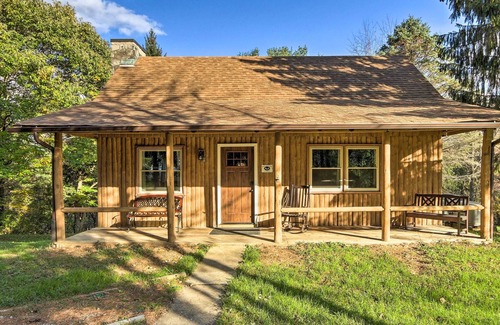 Logan Cabaña | Hocking Hills Cabin w/ Deck, Hot Tub & Pond!