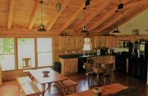 Logan Cabina | Hocking Hills Lodge on 80 acres -HotTub & GameRoom