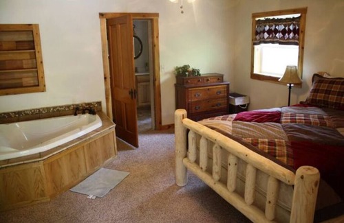 Logan Cabina | Hocking Hills Lodge on 80 acres -HotTub & GameRoom