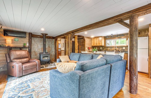 Laurelville Cabina | Hocking Hills 'Social Distance Cabin' w/ Hot Tub