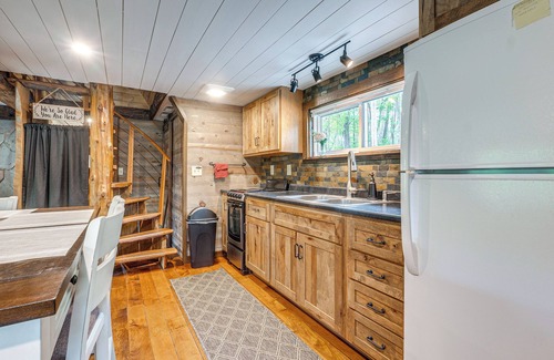 Laurelville Cabina | Hocking Hills 'Social Distance Cabin' w/ Hot Tub