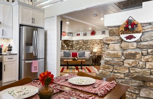 Fayetteville Casa | Hog Heaven | 4 wooded Acres, 10 minutes from UofA!