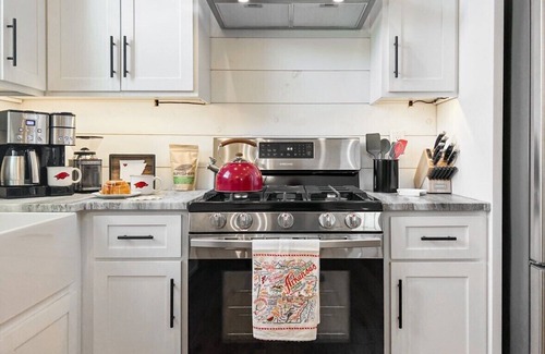 Fayetteville Casa | Hog Heaven | 4 wooded Acres, 10 minutes from UofA!