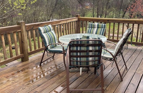 Eminence Cabina | Hogan's Hideout Americana Cozy Cabin with Hot Tub