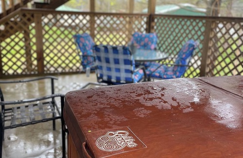 Eminence Cabina | Hogan's Hideout Americana Cozy Cabin with Hot Tub