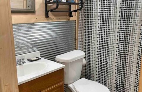 Eminence Cabina | Hogan's Hideout Garage Apartment, cozy, private Cabin