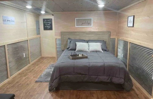 Eminence Cabina | Hogan's Hideout Garage Apartment, cozy, private Cabin