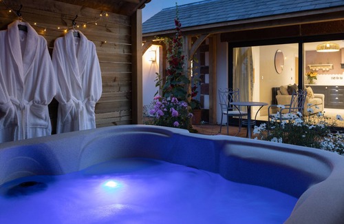 Carlisle Cabaña | Hoglet Cottage with Hot Tub, Dalston, Carlisle, Lakes, Hadrian's Wall, Lake Dist