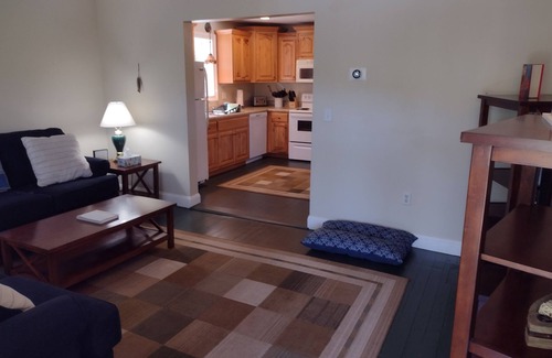 Parrott Cabaña | Hokie Football is Back @The River House near VT & RU. Dogs Ok- Kayak, Tube
