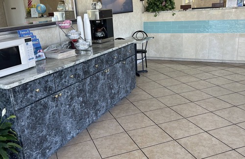 Fort Walton Beach Hotel | Hole Inn the Wall Hotel - Fort Walton Beach - Sunset Plaza - nearby Beaches & Hurlburt