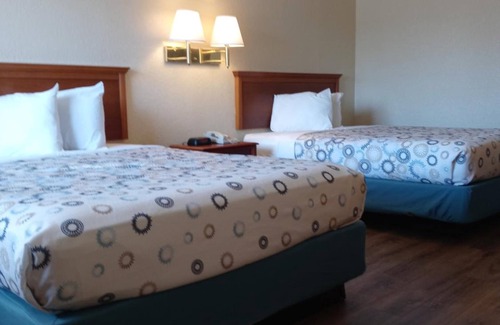 Fort Walton Beach Hotel | Hole Inn the Wall Hotel - Fort Walton Beach - Sunset Plaza - nearby Beaches & Hurlburt