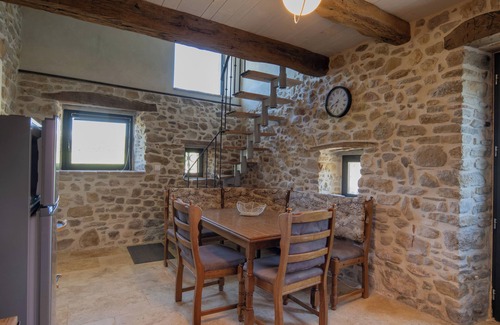 Saint-Sauveur-de-Cruzieres Casa | Casa de vacaciones 'Gîte Figuier Au Mas Dujau' con vistas a la montaña, piscina compartida y Wi-Fi