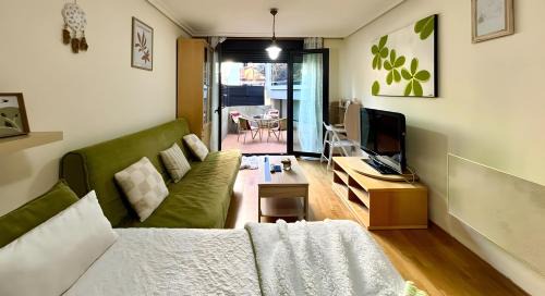 Centro histórico de Baiona Apartamento | Holibai, Parruliña, Estudio moderno con terracita, Baiona