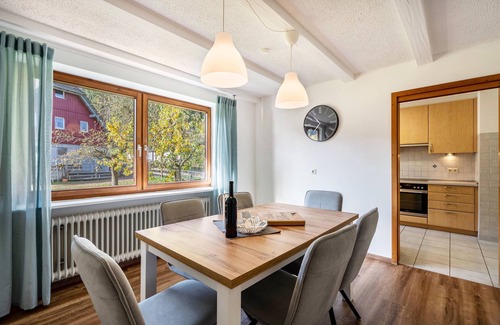 Koenigsfeld im Schwarzwald Apartamento | Apartamento vacacional 'Naturzeit' con jardín de invierno, balcón y gran jardín comunitario