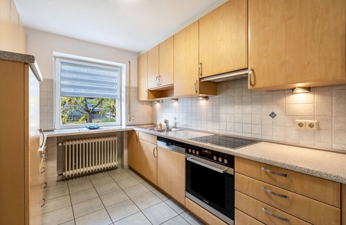 Koenigsfeld im Schwarzwald Apartamento | Apartamento vacacional 'Naturzeit' con jardín de invierno, balcón y gran jardín comunitario