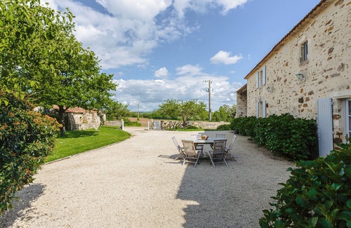 Saint-Laurent-de-la-Salle Casa | Casa de vacaciones 'Logis La Tour - Gîte La Tour' con piscina privada, terraza privada y Wi-Fi