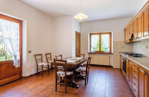 Castelnuovo di Garfagnana Villa | Casa vacacional 'Casa Mia' con vistas a las montañas, terraza privada y jardín privado
