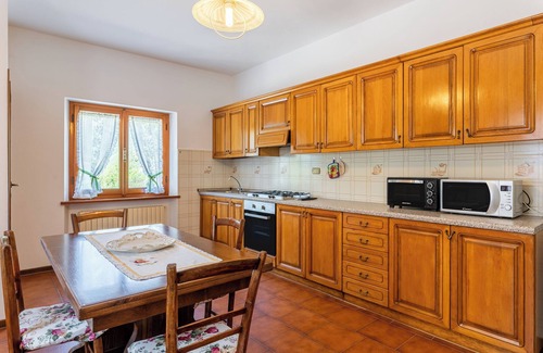 Castelnuovo di Garfagnana Villa | Casa vacacional 'Casa Mia' con vistas a las montañas, terraza privada y jardín privado