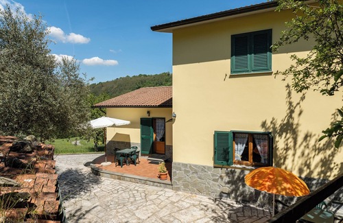 Castelnuovo di Garfagnana Villa | Casa vacacional 'Casa Mia' con vistas a las montañas, terraza privada y jardín privado