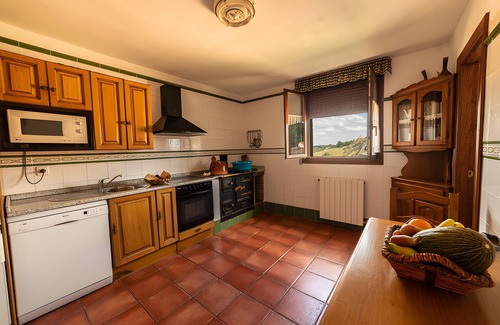 Pinilla de los Barruecos Casa | Casa de vacaciones 'Chanin I -II' con jardín privado, balcón y Wi-Fi