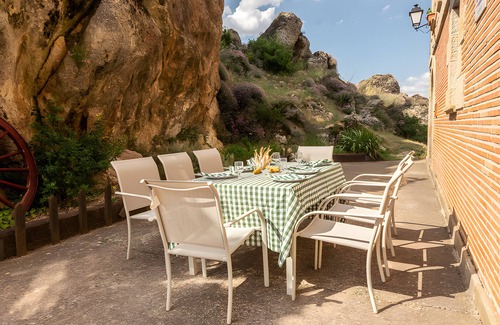 Pinilla de los Barruecos Casa | Casa de vacaciones 'Chanin I -II' con jardín privado, balcón y Wi-Fi