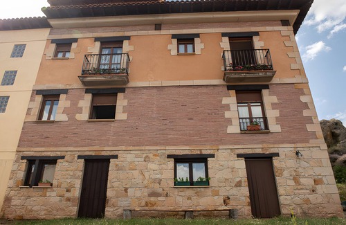 Pinilla de los Barruecos Casa | Casa de vacaciones 'Chanin I -II' con jardín privado, balcón y Wi-Fi