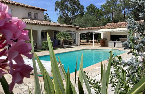 La Bouverie Apartamento | Apartamento vacacional "Clos Saint Jean" con piscina, terraza privada y Wi-Fi