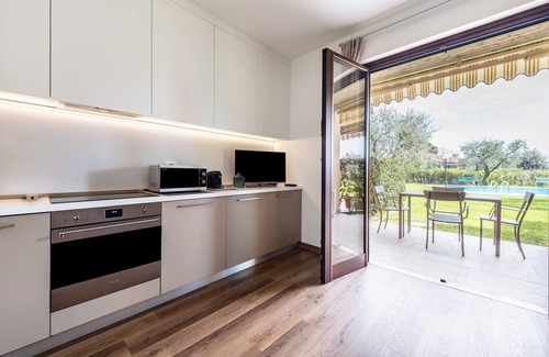 San Felice del Benaco Apartamento | Apartamento vacacional "Colibri" con piscina compartida